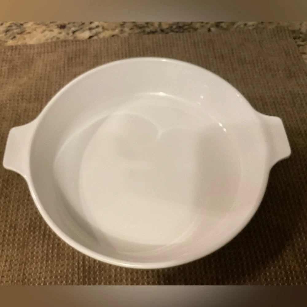 Corning Ware Vintage P-708 1/2-B round baking dish in Avocado Green.